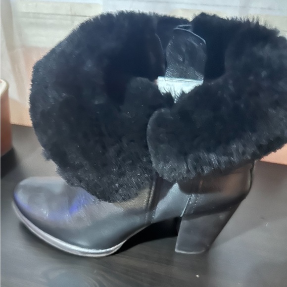 UGG boots size 9.5 - Picture 2 of 4